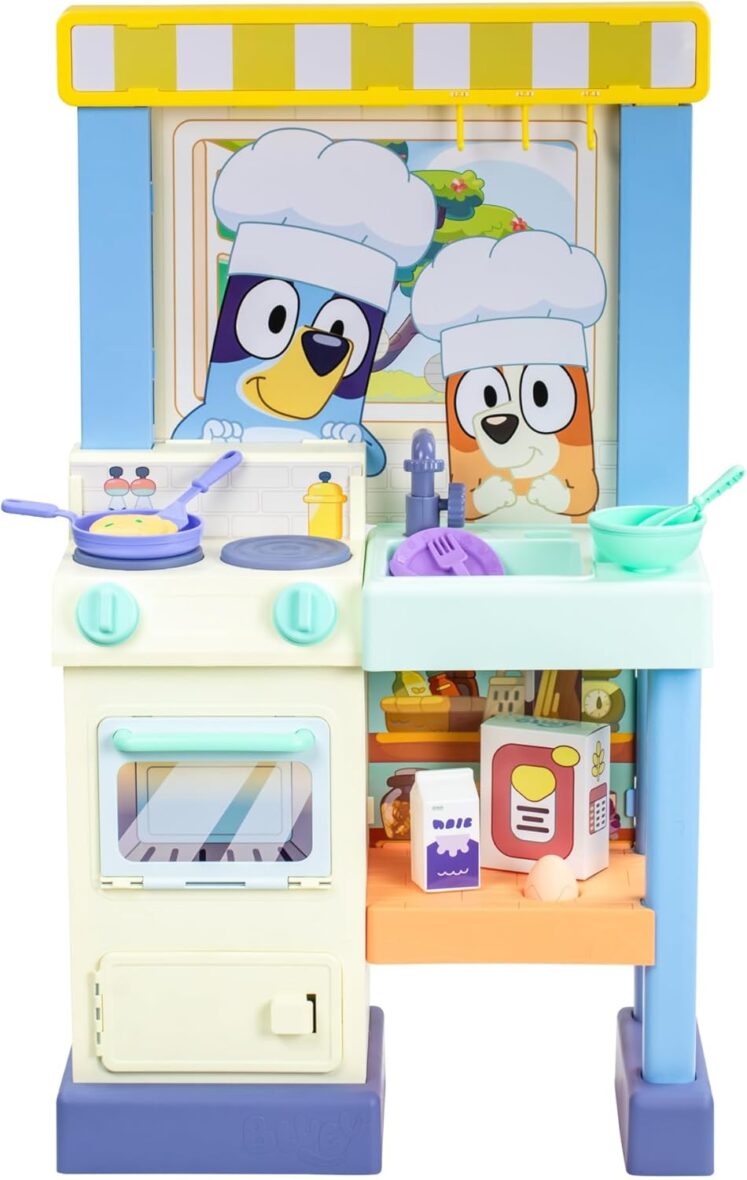 Bluey – Cook with Chef Kitchen Playset, with Over 20 Sounds, Phrases, Music and Lights, Plus 20 Play Pieces Included, Over 3 feet tall